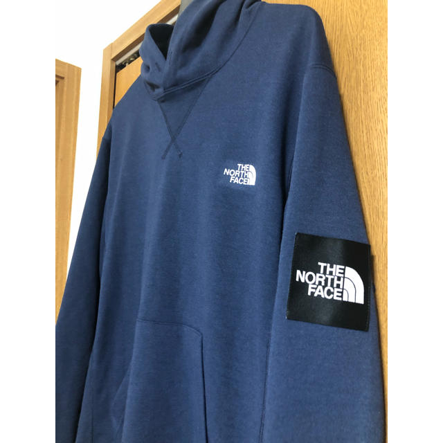 THE NORTH FACE(ザノースフェイス)の新品 ノースフェイス  スクエア ロゴパーカー ネイビー NT11831型 メンズのトップス(パーカー)の商品写真