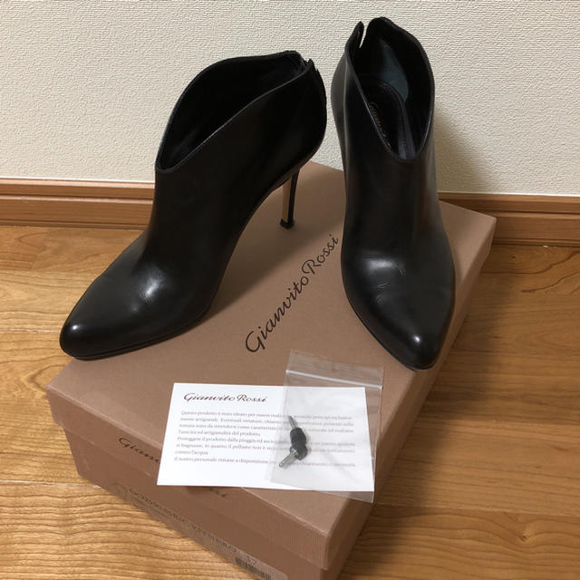 Gianvito Rossi(ジャンヴィットロッシ)のこてつ様 専用☆ ジャンビトロッシ ブラックブーティ  37 レディースの靴/シューズ(ブーティ)の商品写真