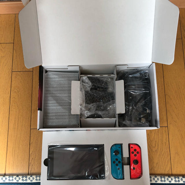 Nintendo Switch(ニンテンドースイッチ)の任天堂 スイッチ本体 エンタメ/ホビーのゲームソフト/ゲーム機本体(家庭用ゲーム機本体)の商品写真