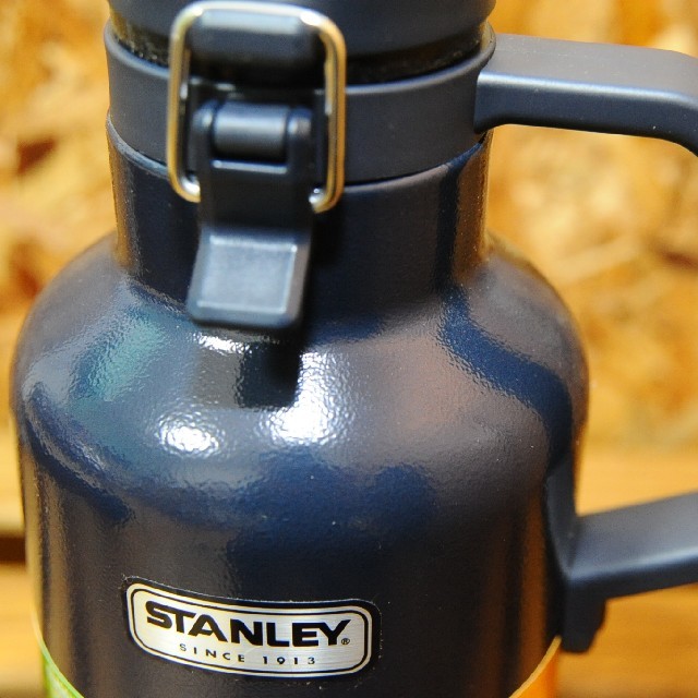 Stanley(スタンレー)の新品 スタンレー 真空 グロウラー 1.9L ネイビー スポーツ/アウトドアのアウトドア(食器)の商品写真