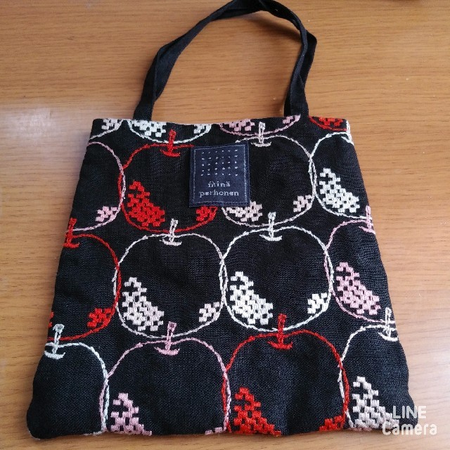 mina perhonen(ミナペルホネン)の希少な漆黒♪ピンクと赤のmela ミニバッグ ミナペルホネン レディースのバッグ(ハンドバッグ)の商品写真