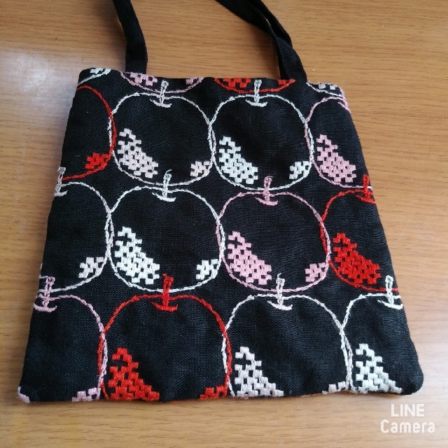 mina perhonen(ミナペルホネン)の希少な漆黒♪ピンクと赤のmela ミニバッグ ミナペルホネン レディースのバッグ(ハンドバッグ)の商品写真