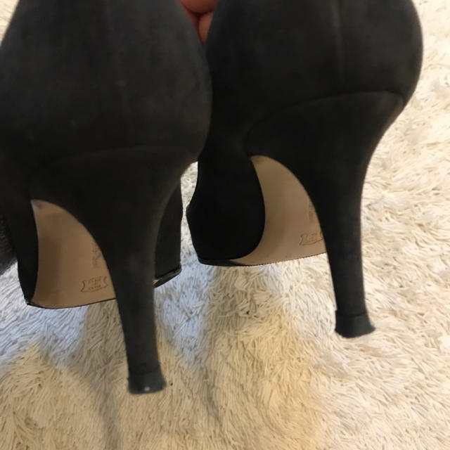 Gianvito Rossi(ジャンヴィットロッシ)のGianvito Rossi グレー スエード パンプス 37 レディースの靴/シューズ(ハイヒール/パンプス)の商品写真