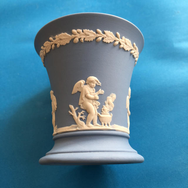 WEDGWOOD(ウェッジウッド)のアンティークのジャスパーウェア　美しさに惹かれるペールブルーの花器 インテリア/住まい/日用品のインテリア小物(花瓶)の商品写真