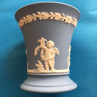 ウェッジウッド(WEDGWOOD)のアンティークのジャスパーウェア　美しさに惹かれるペールブルーの花器(花瓶)