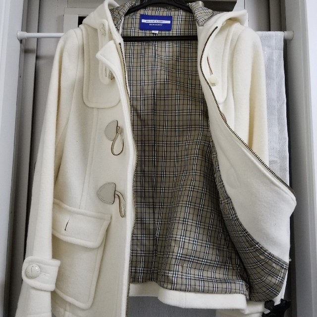 BURBERRY BLUE LABEL(バーバリーブルーレーベル)のバーバリーブルーレーベル　ダッフルコート　ホワイト　白 レディースのジャケット/アウター(ダッフルコート)の商品写真