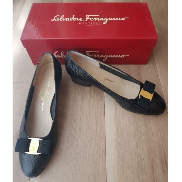 Salvatore Ferragamo(サルヴァトーレフェラガモ)のFerragamo ♡ 美品 vara ヴァラ パンプス 黒 リボン レディースの靴/シューズ(ハイヒール/パンプス)の商品写真