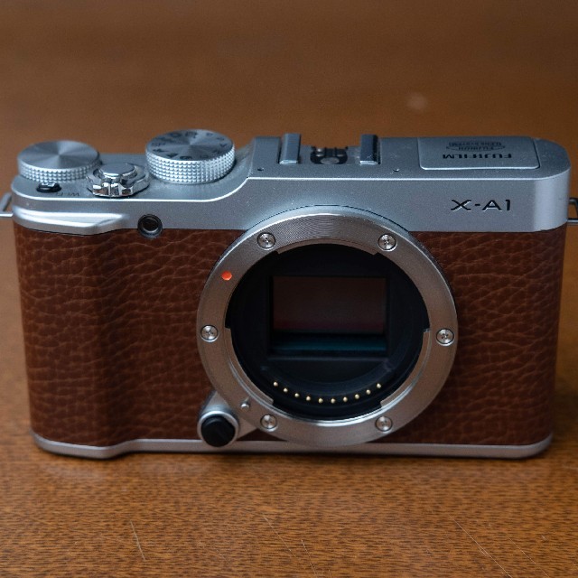 富士フイルム(フジフイルム)の【値下げ】FUJIFILM X-A1 スマホ/家電/カメラのカメラ(ミラーレス一眼)の商品写真