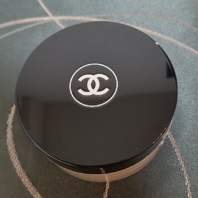 CHANEL(シャネル)のシャネル　CHANEL　プードゥル　ユニヴェルセル　リーブル　20クレール コスメ/美容のベースメイク/化粧品(フェイスパウダー)の商品写真