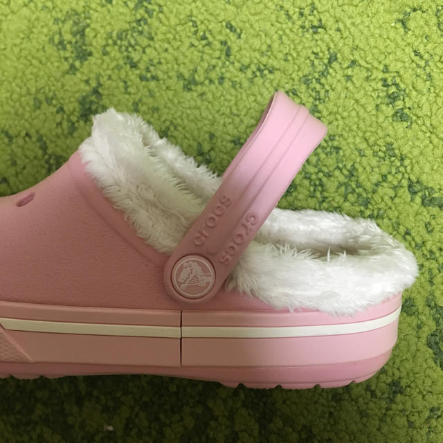 crocs(クロックス)のクロックスボアつき冬仕様★新品タグ付き キッズ/ベビー/マタニティのキッズ靴/シューズ(15cm~)(その他)の商品写真