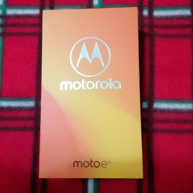 Lenovo(レノボ)の新品未使用　motorola moto e5 ファインゴールド　SIMフリー スマホ/家電/カメラのスマートフォン/携帯電話(スマートフォン本体)の商品写真