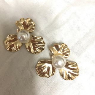 ザラ(ZARA)のフラワー ピアス 大振り ゴールド 花 パール インポート 新品 未使用(ピアス)