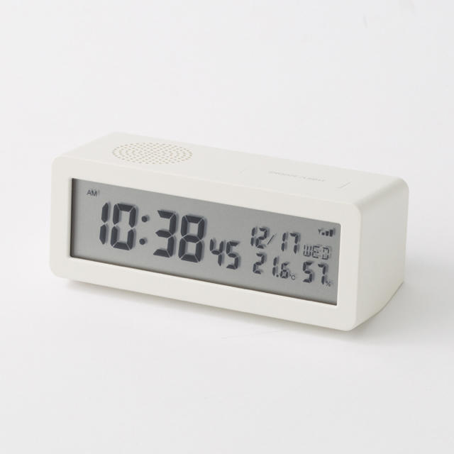 MUJI (無印良品)(ムジルシリョウヒン)のデジタル電波時計 大音量アラーム機能付 置時計・ホワイト インテリア/住まい/日用品のインテリア小物(置時計)の商品写真
