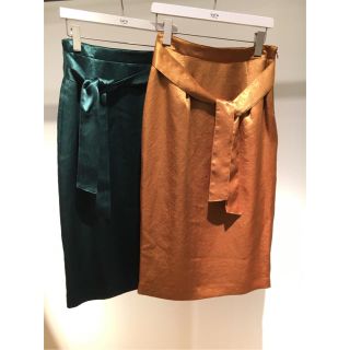 ザラ(ZARA)の【新品、タグ付き】lui's  サテン ミモレ タイトスカート(ひざ丈スカート)