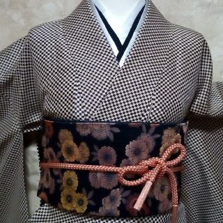 美品　市松柄小紋(べ一ジュカラー胴裏地)＆未使用創り袋帯＆正絹スト一ル(着物)