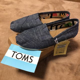 トムズ(TOMS)のTOMS ☆新品未使用タグ付き☆クラッシックブルー24㎝(スリッポン/モカシン)