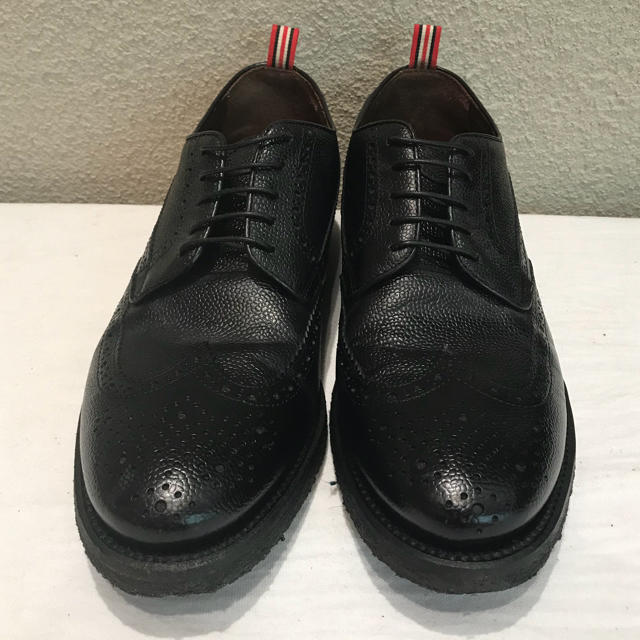 THOM BROWNE(トムブラウン)のGREEN GEORGE ウィングチップ革靴 フルブローグ グレインレザー メンズの靴/シューズ(ドレス/ビジネス)の商品写真