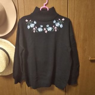 ダズリン(dazzlin)の【美品】花刺繍入りハイネックニット(ニット/セーター)