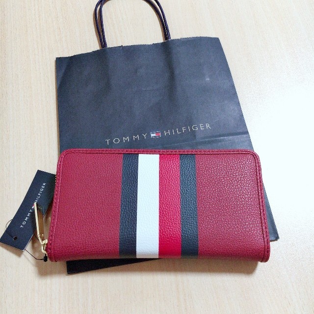 TOMMY HILFIGER(トミーヒルフィガー)の新品　トミーヒルフィガー　長財布　日本未入荷　レア　ストライプ　レッド メンズのファッション小物(長財布)の商品写真