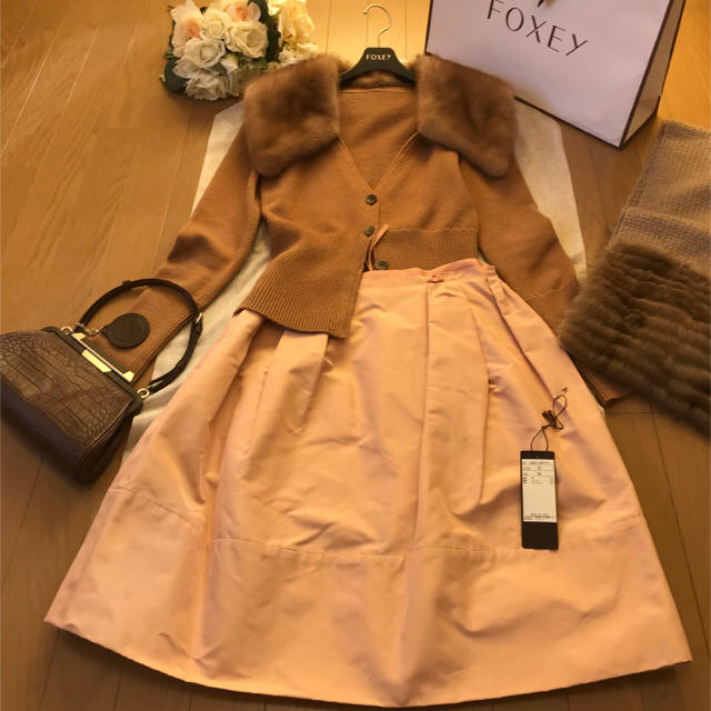 FOXEY(フォクシー)のFOXEY シルクグログランスカート 未使用品紙タグあり レディースのスカート(ひざ丈スカート)の商品写真