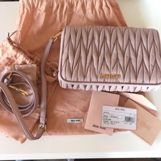 ミュウミュウ(miumiu)のmiumiu ショルダー バッグ マトラッセ ピンク(ショルダーバッグ)