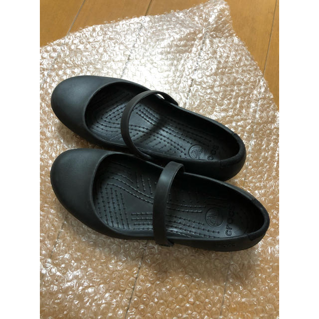 crocs(クロックス)のクロックス  crocs  ストラップ付き パンプス 黒 w6  レディースの靴/シューズ(バレエシューズ)の商品写真