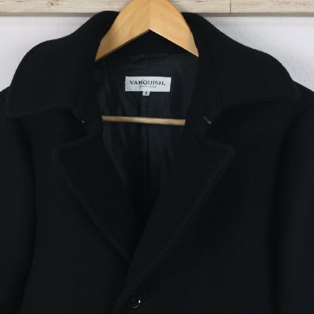 VANQUISH(ヴァンキッシュ)の美品 VANQUISH ヴァンキッシュ チェスターコート ブラック サイズ2 メンズのジャケット/アウター(チェスターコート)の商品写真