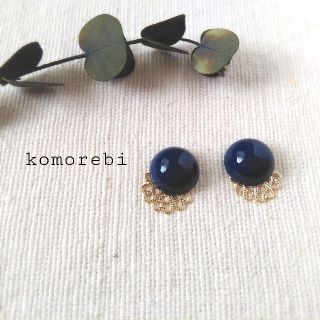 ネイビーカボション×レースプレートのピアス(ピアス)