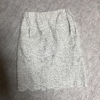 ビアズリー(BEARDSLEY)のビアズリー  刺繍セミタイトスカート(ひざ丈スカート)