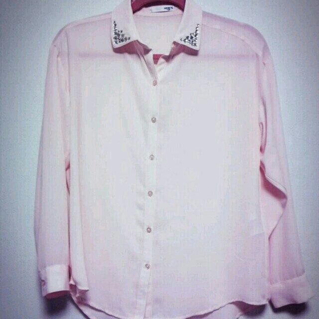 HERE'S(ヒアーズ)のヒアーズ 襟ビジューつきピンクシャツ レディースのトップス(シャツ/ブラウス(長袖/七分))の商品写真