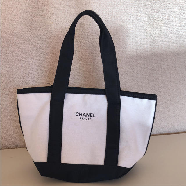 CHANEL(シャネル)のあゆみ様専用  シャネルノベルティミニトート  お値下げ中 エンタメ/ホビーのコレクション(ノベルティグッズ)の商品写真