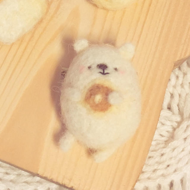 ホットケーキが大好きなシロクマさん ハンドメイド 羊毛フェルト ブローチ ハンドメイドのアクセサリー(コサージュ/ブローチ)の商品写真