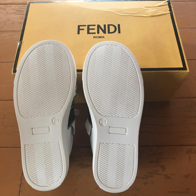 FENDI(フェンディ)のFENDIキッズシューズ♡新品♡未使用 キッズ/ベビー/マタニティのキッズ靴/シューズ(15cm~)(スニーカー)の商品写真