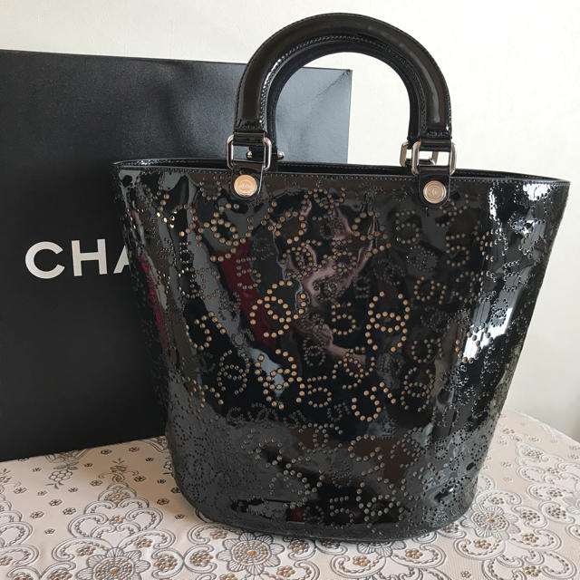 CHANEL - ✨あんこ様専用✨CHANELパンチング エナメル トートバック ...