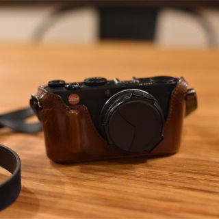 ライカ(LEICA)の予約済 leica x1 専用ケース付 ライカ カメラ(コンパクトデジタルカメラ)