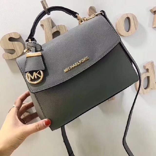 Michael Kors - 新品未使用 Michael Kors レザー ショルダーバッグ グレーMKの通販 by (`・ω・´)'s