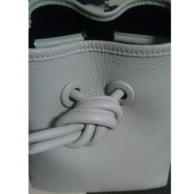 TOMORROWLAND(トゥモローランド)のvasic bond mini leather ivory レディースのバッグ(ハンドバッグ)の商品写真