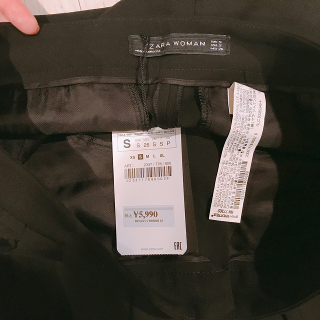 ZARA(ザラ)の［新品］ZARA WOMAN ルーズシルエット サイドフリルパンツ レディースのパンツ(クロップドパンツ)の商品写真