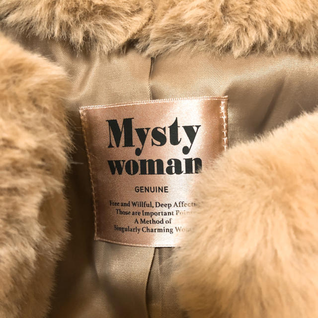 mysty woman(ミスティウーマン)の【超美品】フェイクファージャケット(ベージュ) レディースのジャケット/アウター(ノーカラージャケット)の商品写真