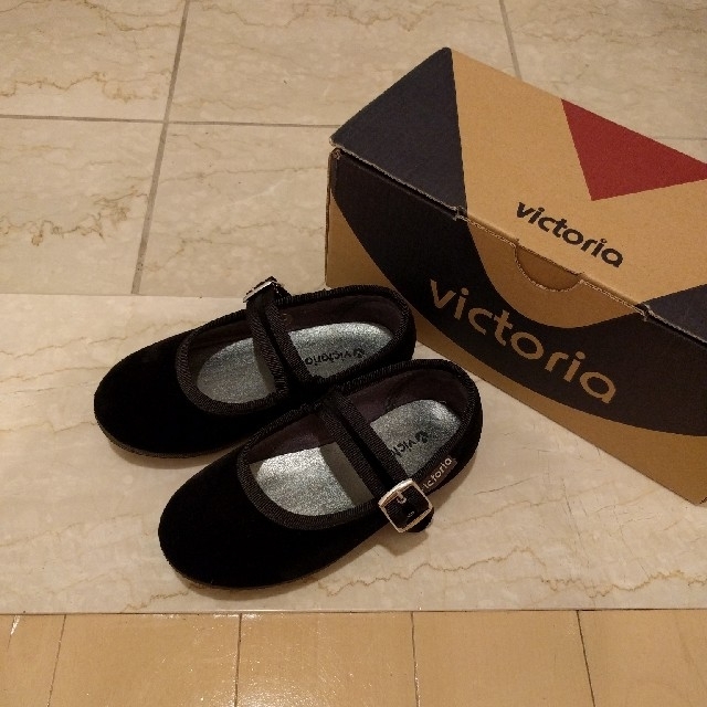 VICTORIA　ヴィクトリア
ベロアストラップシューズ キッズ/ベビー/マタニティのキッズ靴/シューズ(15cm~)(フォーマルシューズ)の商品写真