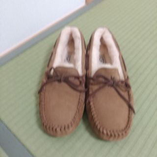 アグ(UGG)の新品 UGG モカシン　USA8 25 チェスナット(スリッポン/モカシン)