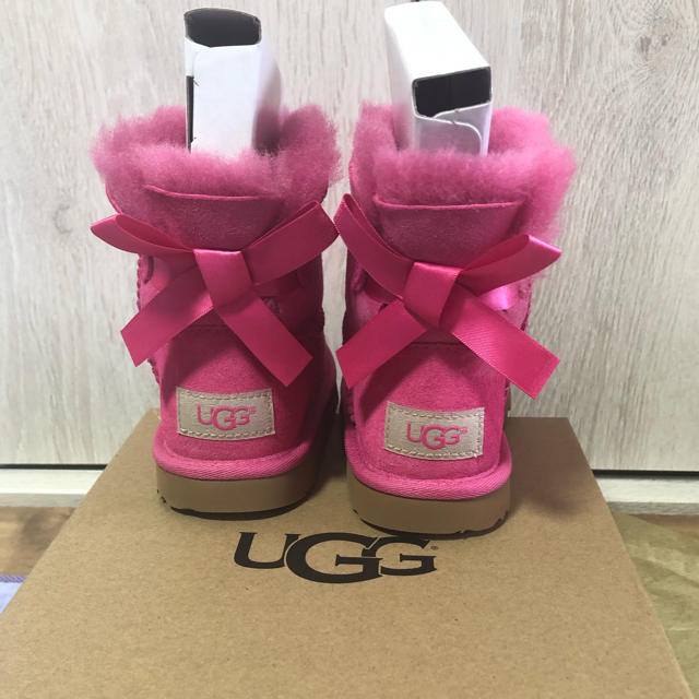 UGG(アグ)のＵＧＧ (18センチ ) リボンブーツ キッズ/ベビー/マタニティのキッズ靴/シューズ(15cm~)(ブーツ)の商品写真