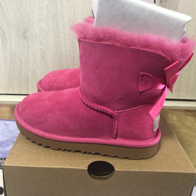 UGG(アグ)のＵＧＧ (18センチ ) リボンブーツ キッズ/ベビー/マタニティのキッズ靴/シューズ(15cm~)(ブーツ)の商品写真