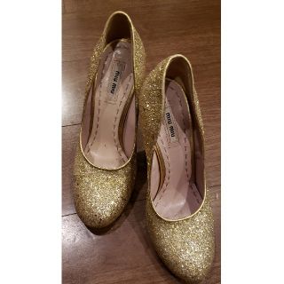 ミュウミュウ(miumiu)のmiu miu　ゴールドグリッターパンプス(ハイヒール/パンプス)