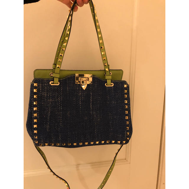 VALENTINO(ヴァレンティノ)のmilmil様専用♡VALENTINO♡スタッズデニムバッグ レディースのバッグ(ハンドバッグ)の商品写真