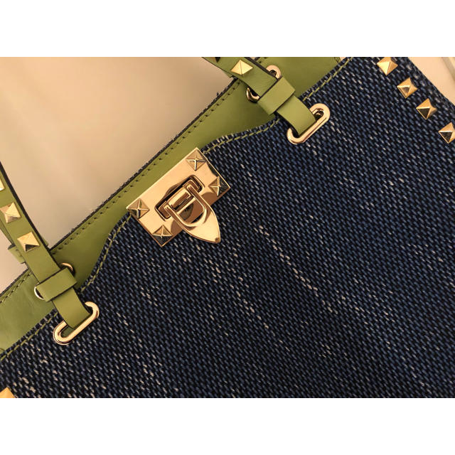 VALENTINO(ヴァレンティノ)のmilmil様専用♡VALENTINO♡スタッズデニムバッグ レディースのバッグ(ハンドバッグ)の商品写真