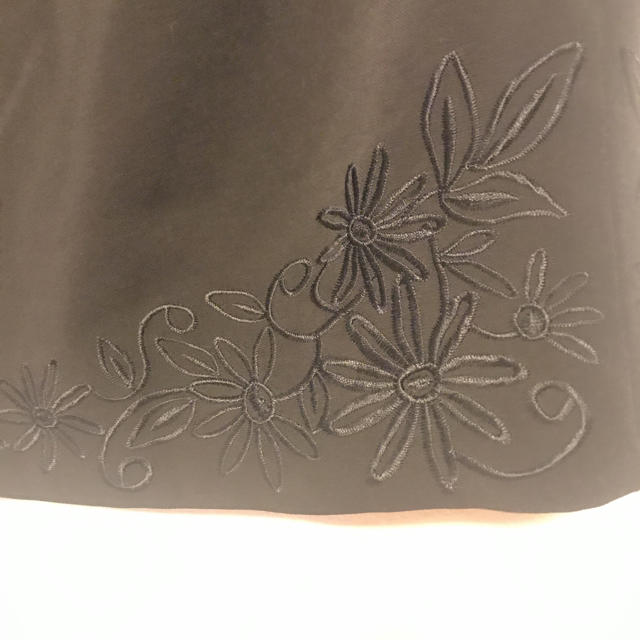 Fabulous Angela(ファビュラスアンジェラ)の黒花刺繍スカート レディースのスカート(ひざ丈スカート)の商品写真