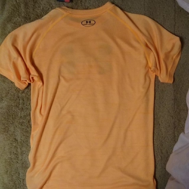 UNDER ARMOUR(アンダーアーマー)のアンダーアーマー 子供Tシャツ オレンジ 150 キッズ/ベビー/マタニティのキッズ服男の子用(90cm~)(Tシャツ/カットソー)の商品写真