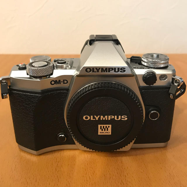 OLYMPUS(オリンパス)の市松様OM-D E-M5 Mark II OLYMPUS シルバー スマホ/家電/カメラのカメラ(ミラーレス一眼)の商品写真