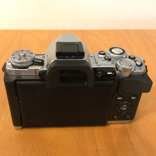 OLYMPUS(オリンパス)の市松様OM-D E-M5 Mark II OLYMPUS シルバー スマホ/家電/カメラのカメラ(ミラーレス一眼)の商品写真